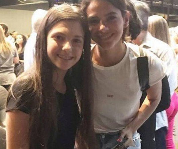 Atriz chegou a posar com fã em culto